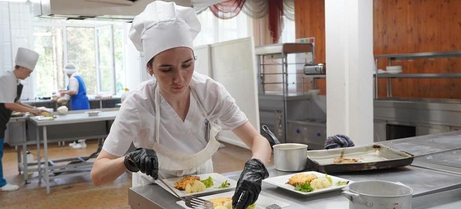 «Кулинарный батл» прошел среди поваров рабочих столовых СУБРа