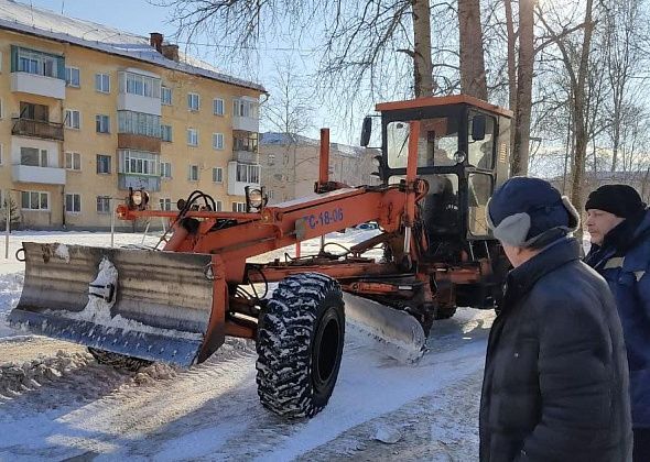 В этом году в Североуральске много снега и много работы по чистке дорог