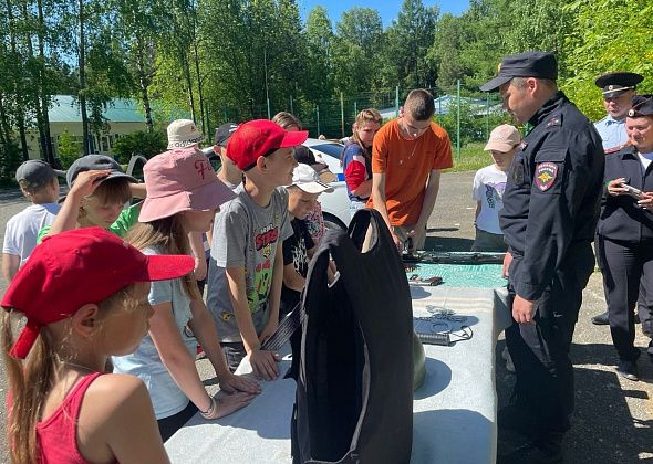 Североуральские полицейские провели урок по профориентации в детском загородном лагере 