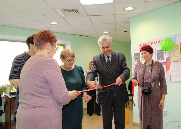 Общество инвалидов празднует новоселье. В подарок - конверт от администрации и термопот от Думы