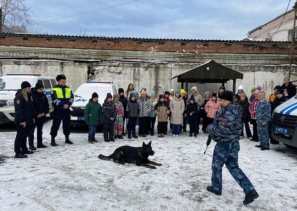 Волонтеры ЮИД и воспитанники школы-интерната посетили отдел полиции Североуральска