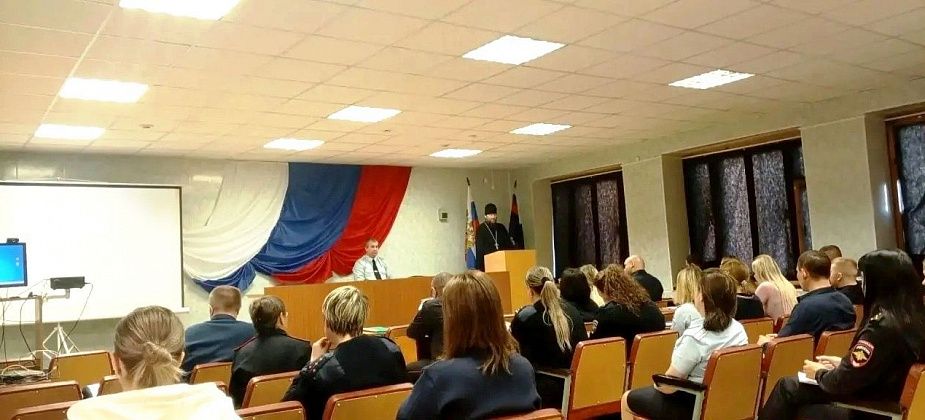 Священник встретился с сотрудниками полиции Североуральска