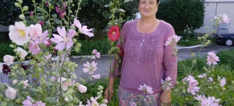 Любовь Дудина вырастила перед домом великолепные мальвы