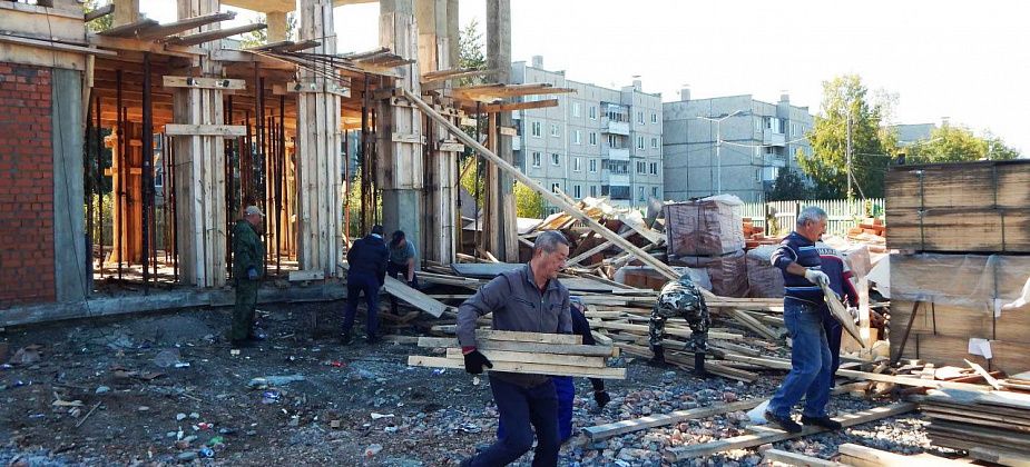 На субботник у мечети пришли 40 человек. Отработали дружно