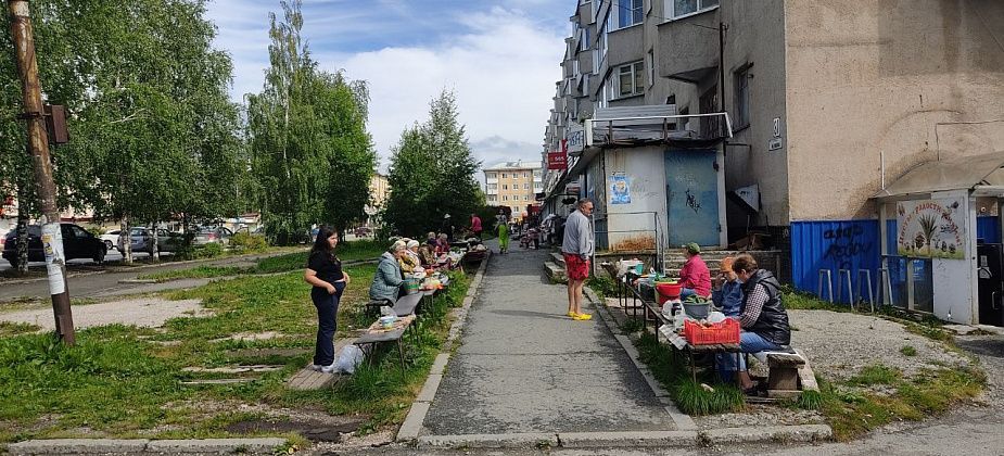Торговля у «Универсама» кипит. У продавцов одна просьба — сделать крепкие прилавки. Дорогостоящий проект им не нужен