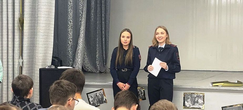 Сотрудники полиции провели профориентационную беседу и правовую лекцию для школьников