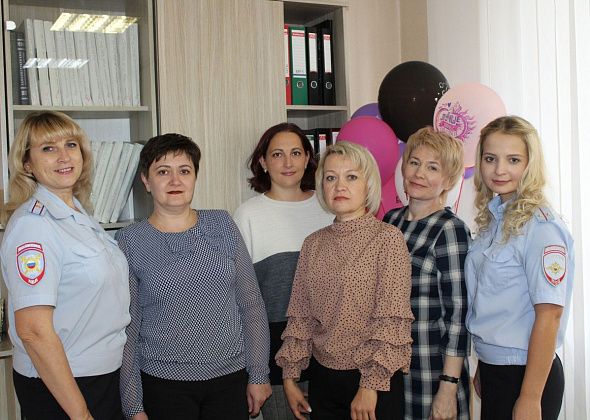 В день образования подразделений по вопросам миграции МВД России полиция поздравляет своих коллег