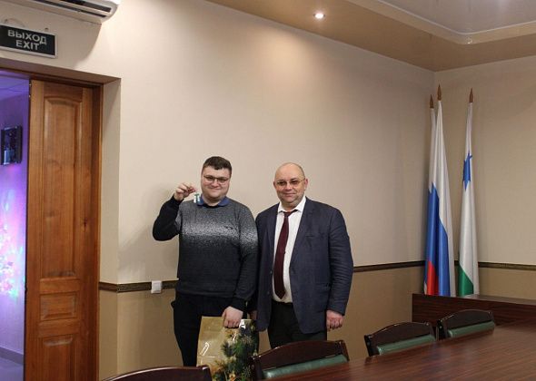 Виталий Никитенко вручил ключи от квартир двум молодым врачам-терапевтам