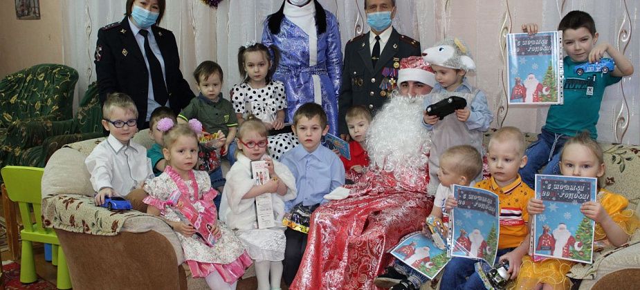 В канун Нового года в Североуральске прошла акция "Полицейский дед Мороз"