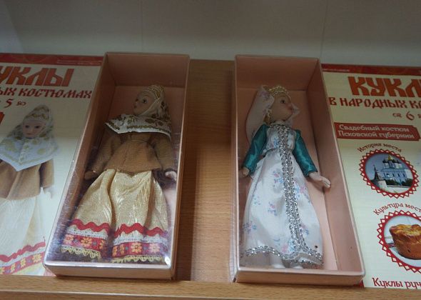 В библиотеке открылась выставка, посвященная народным играм и костюмам России