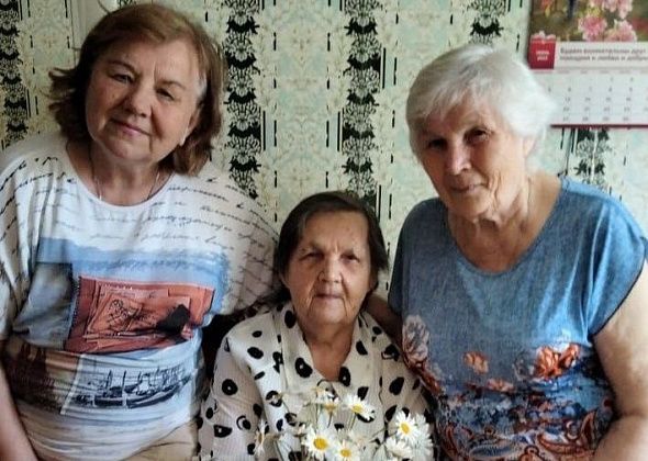 С 85-летием Валентину Корыкину поздравили соседки. Вспоминали молодость и теплую дружбу