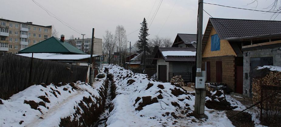 Улицу Первомайскую перекопали, чтобы проложить газ, и бросили. О людях и их удобстве не подумали