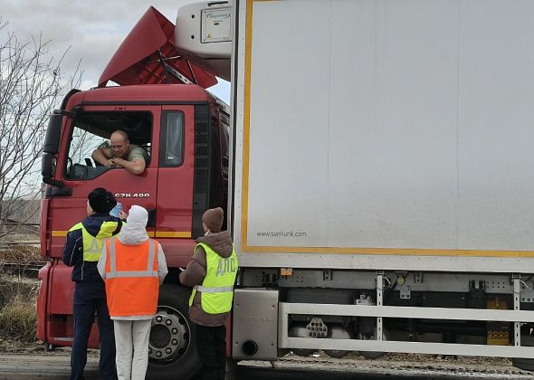 Юные инспекторы вручили водителям ангелов-хранителей