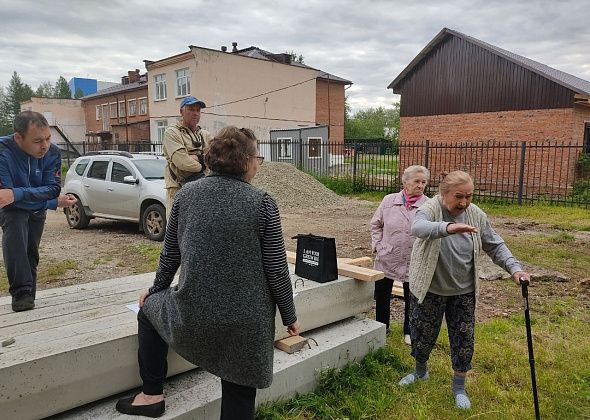 Реконструируют двор в центре Североуральска. Не все жители довольны: "Они хотят отобрать у нас двор под стоянку"