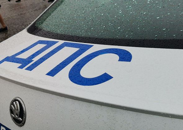 Североуралец заблокировал проезд полицейским и ударил их служебный автомобиль