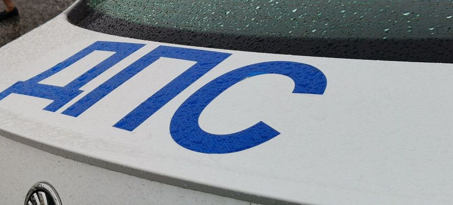 Североуралец заблокировал проезд полицейским и ударил их служебный автомобиль