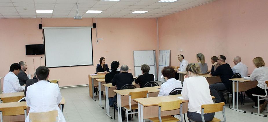 Начальник следственного отдела встретилась с сотрудниками ЦГБ для профилактики мошенничества