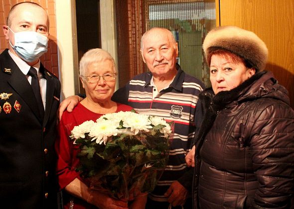 Североуральские полицейские поздравили коллегу-ветерана Васима Габбазова с золотой свадьбой