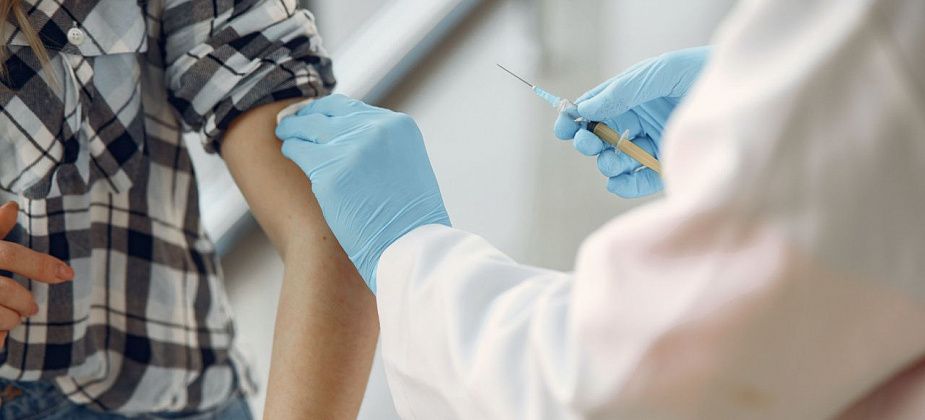 Педагогов вакцинируют прямо в школах. Готовы привить учеников и родителей 