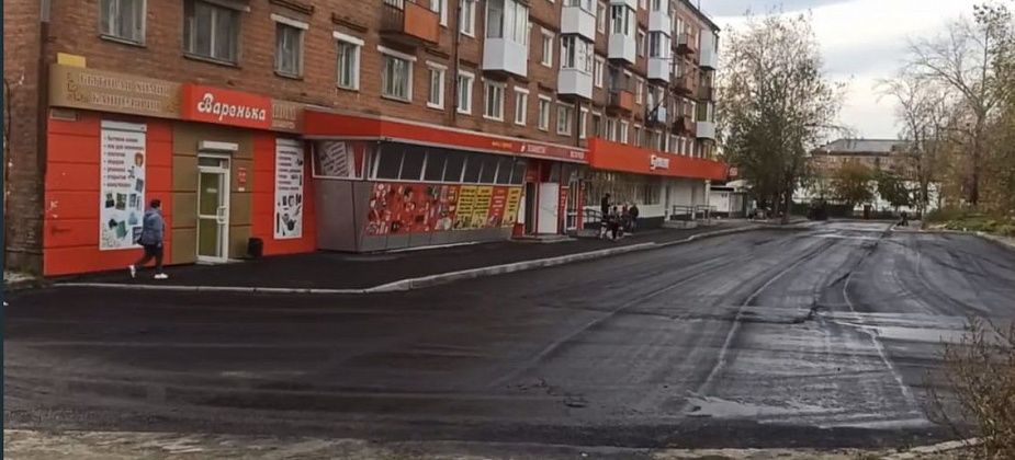 Картина дня: в сквере работает техника, у магазина кладут асфальт, трассу недоизолировали (фотофакт)