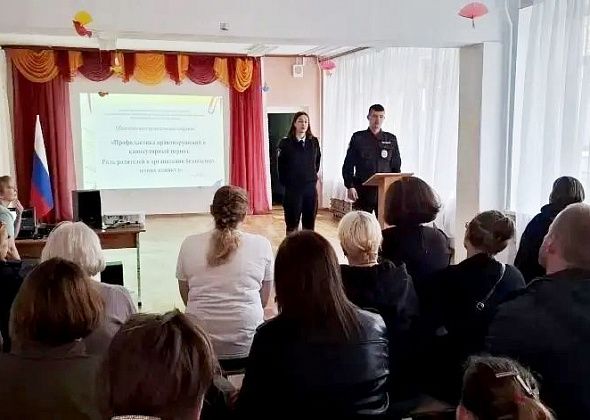 Сотрудники полиции проводят профилактические мероприятия в преддверии летних каникул