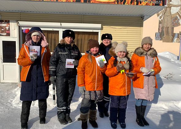 “Женский патруль” вышел на улицы Североуральска, чтобы поздравить мужчин-водителей с 23 февраля