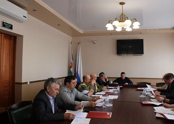 Депутаты обсудят изменения бюджета, оплату труда чиновников и ремонт моста на Каржавина