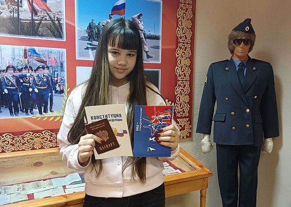 Акция «Мы – граждане России». Подросткам вручили паспорта в музее ОМВД Североуральска