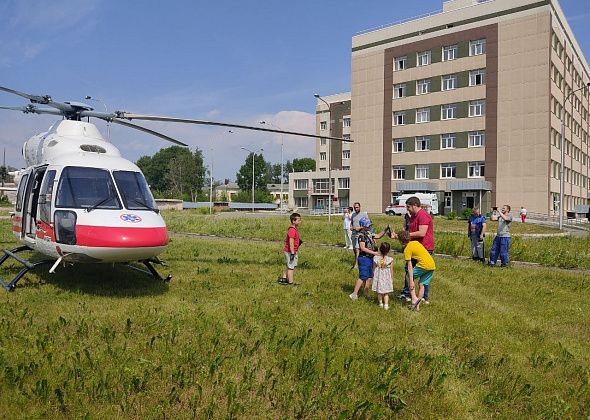 На территории больницы приземлился вертолет территориального центра медицины катастроф. Увезли мужчину