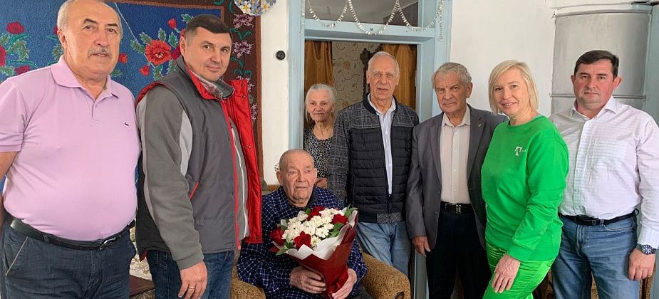 Субровчане поздравили с днем рождения заслуженного ветерана СУБРа Леонида Хариенко
