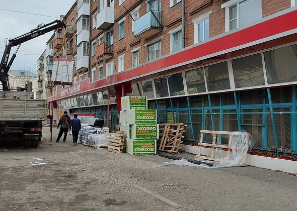 Магазин "Центральный" закрыт, но строители подвозят стройматериалы