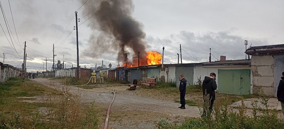 У вокзала горел гараж. Подожгли подростки в масках?