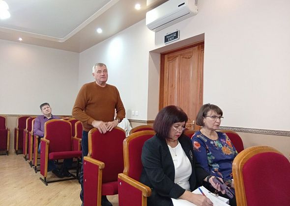 Вопросы “Рифею” - плата за пустующие дома и студентов, просыпь мусора из контейнеров