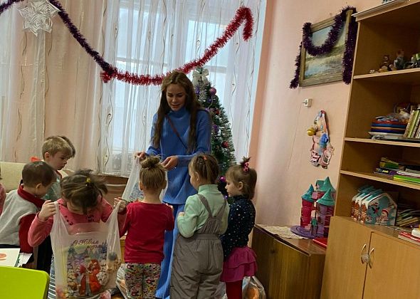 В канун Нового года ребятишки из детдома получили 64 подарка от благотворителей