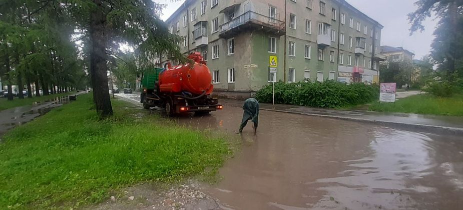 Сильный дождь прошел в Североуральске: "На проезжей части воды буквально по щиколотку"