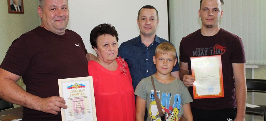 Полиция поблагодарила Филиппа Блока и его сына за помощь в монтаже баннеров и вручила почетные грамоты от совета ветеранов МВД