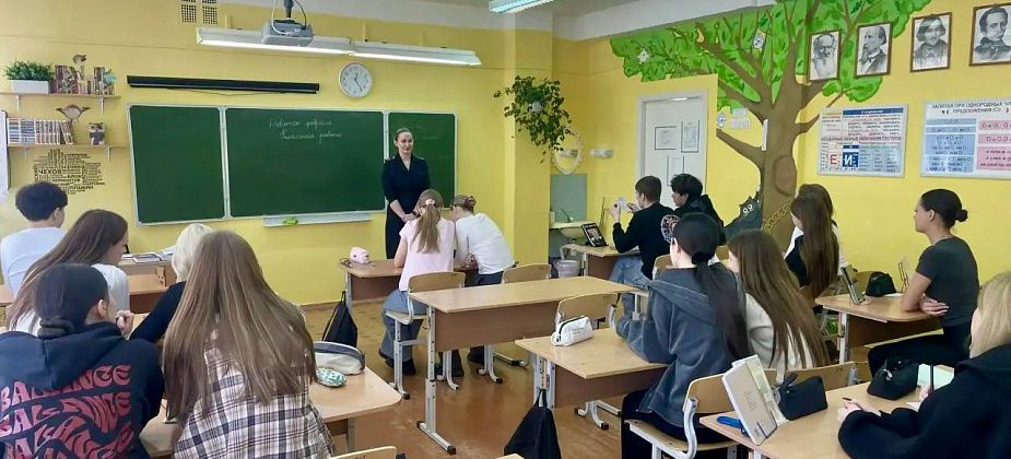 Школьников предостерегли от участия в мошеннических схемах