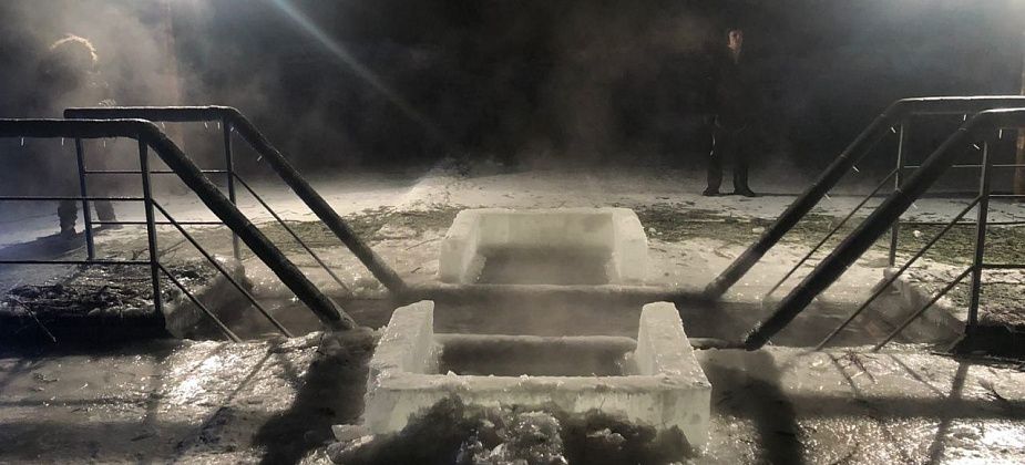В крещенскую ночь на Колонгинском водохранилище народу было много. Но очереди у проруби не наблюдалось
