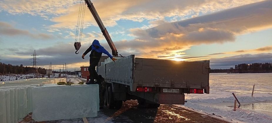На Колонгинском водохранилище грузят лед для обустройства новогоднего городка