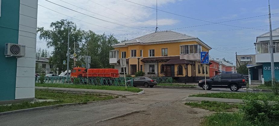  На улице жара. МЧС рекомендует не перегреваться, спецмашина поливает дороги водой