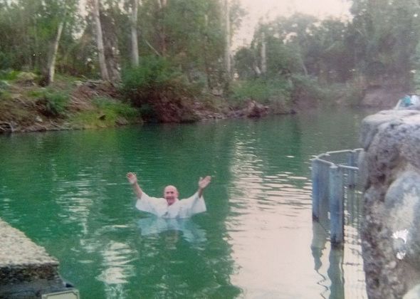 Купался в реке Иордан, 45 лет ныряю в прорубь на Крещение, по утрам обливаюсь холодной водой