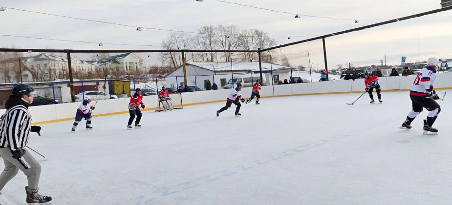 В ветеранском хоккейном турнире победила местная команда. “Так сошлись звезды”, - говорит капитан