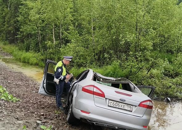 В Североуральске водитель без прав опрокинул автомобиль в кювет с водой