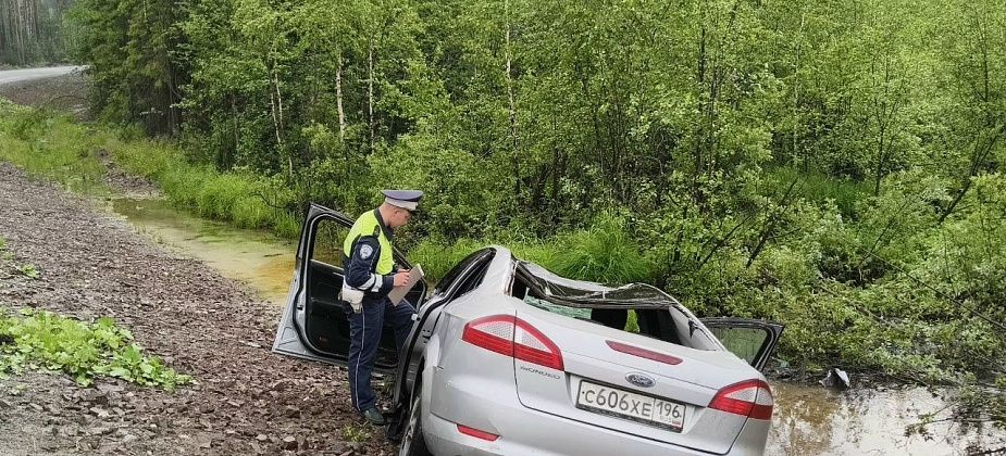 В Североуральске водитель без прав опрокинул автомобиль в кювет с водой