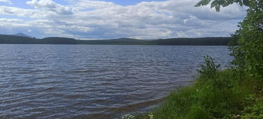 До острова на лодке - за 170 рублей. Красота, только гадить не надо