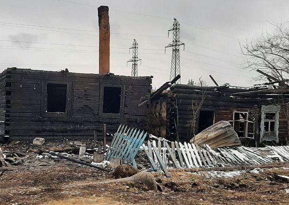 1 мая вечером на Хитром (Черемухово) сгорели два частных дома