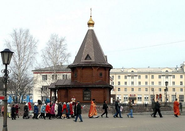 У храма Святого Георгия Победоносца - крестный ход в честь дня открытия часовни