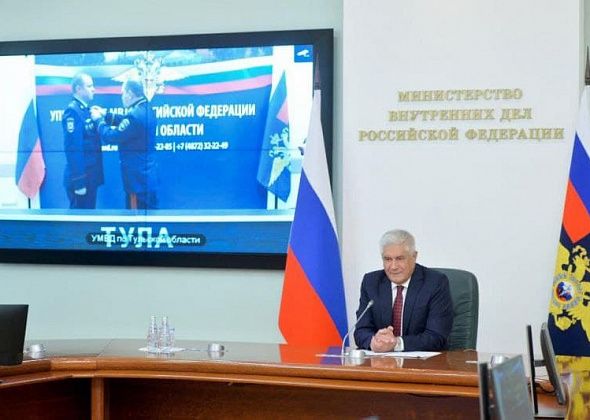 Владимир Колокольцев поздравил сотрудников органов внутренних дел, отличившихся при спасении погибавших, с высокими наградами