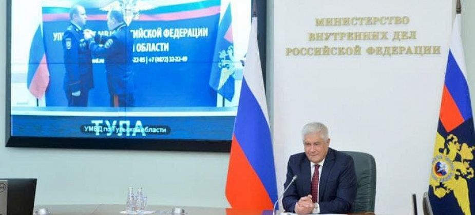 Владимир Колокольцев поздравил сотрудников органов внутренних дел, отличившихся при спасении погибавших, с высокими наградами