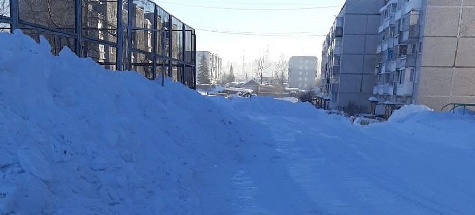 Во дворах очень скользко, люди ходят и ломают руки-ноги. Почему не подсыпают?